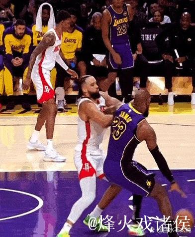 官方裁判报告认可詹姆斯对狄龙三分球的防守判罚正确，布克确实犯规