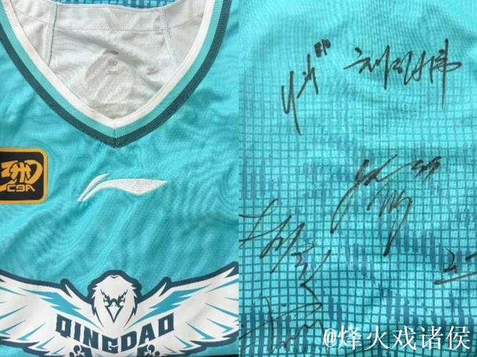 杨瀚森赛前耐心为国外小球迷签名,小球迷的可爱反应超吸睛! 杨瀚森赛前耐心为国外小球迷签名,小球迷的可爱反应超吸睛!